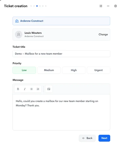 Création d’un ticket dans Neoo : client, contact, titre, priorité et message de la demande.