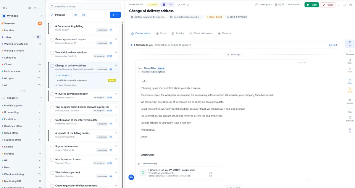 Boîte de réception de Neoo : vues personnelles et files d’équipe, liste des tickets avec leurs tâches, et un ticket ouvert avec son client, son contact et la conversation.